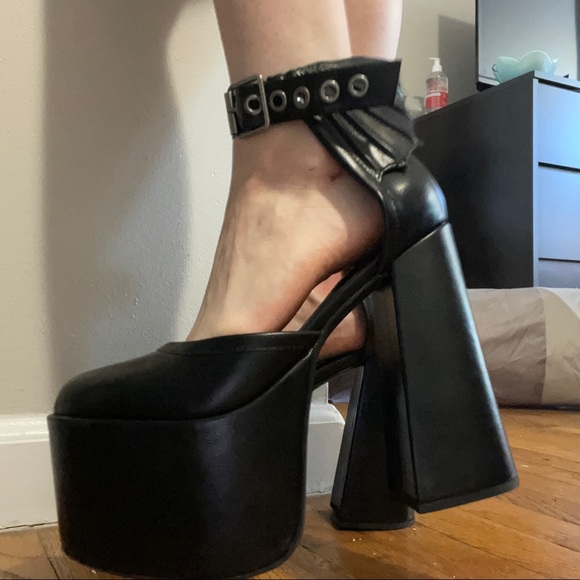 Size 11 Bat wing heels from trickzntreatz!!! Good condition, barely worn! - Picture 2 of 4